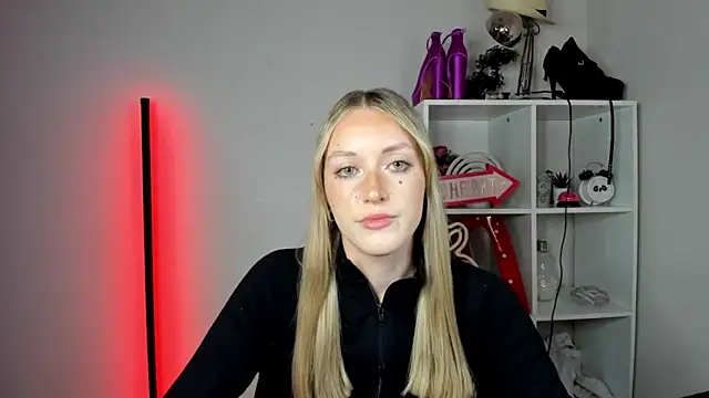 EvelynBlond webcam