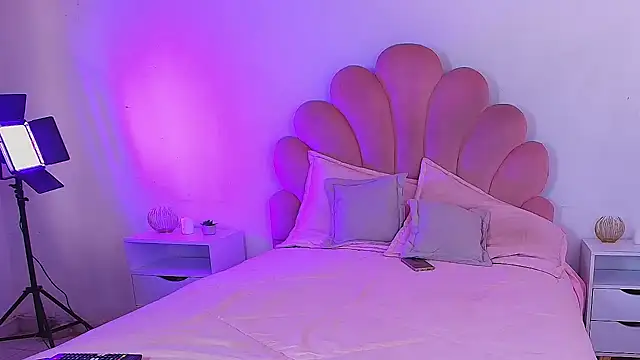 MiaColucci18 webcam