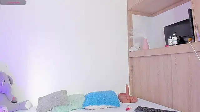 TianaGlow44 webcam