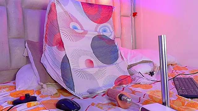 Bella-Sanders webcam