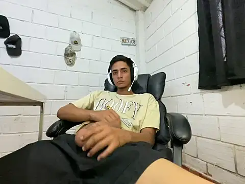 Max_TheHorseDick live cam