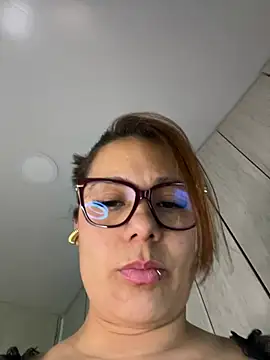 Pretty__Milf webcam