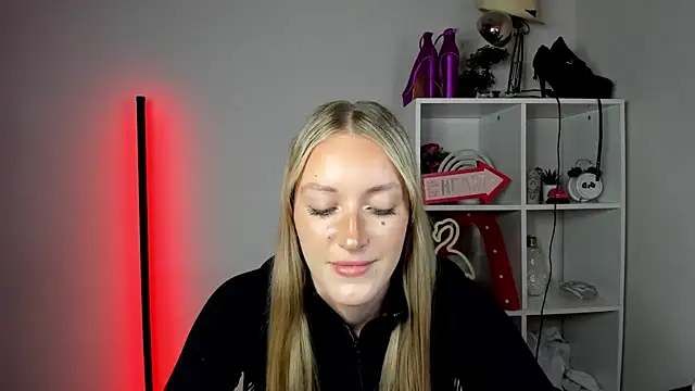 EvelynBlond webcam