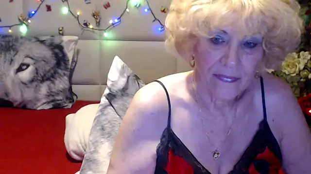 HappyWomanOn webcam