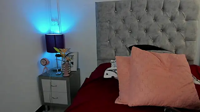 Mila_Dreamm webcam