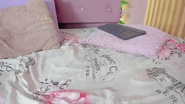 lovely__kiss__ webcam