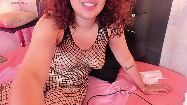 curly_babe webcam