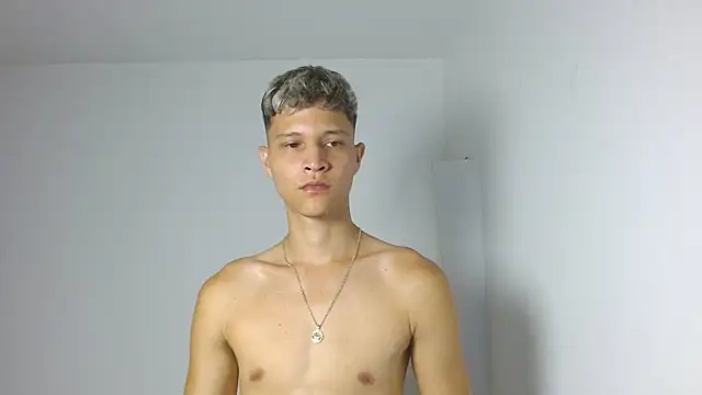 twinkcock22 (M young) - wow that face is beatifull😍