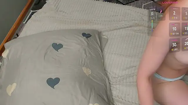 LeyaBloom webcam