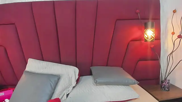 Maya_curvy webcam