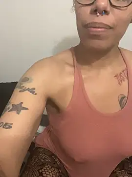 desirae_luciano (F milf) - Cut shirt off