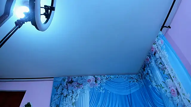 miss--flora webcam
