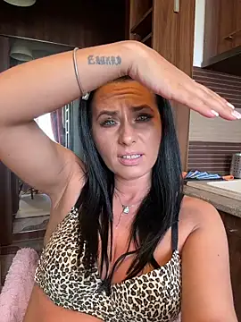 Hotmomcheckk_ webcam
