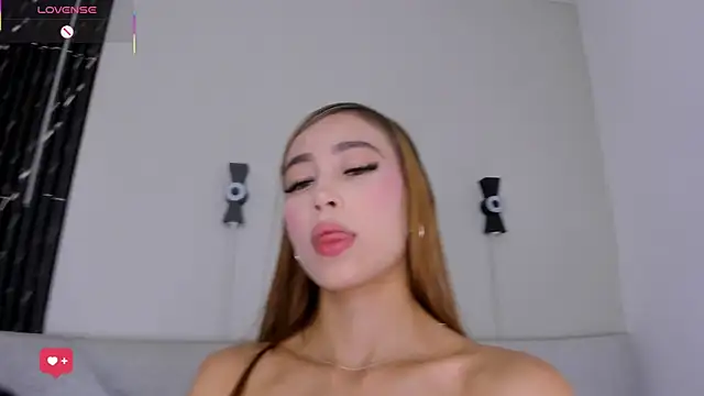 Naomi_Rousse webcam