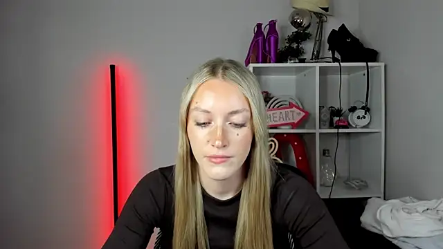 EvelynBlond webcam