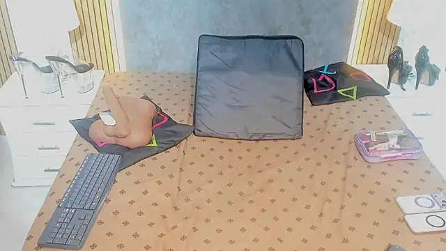 NahomyOwen webcam