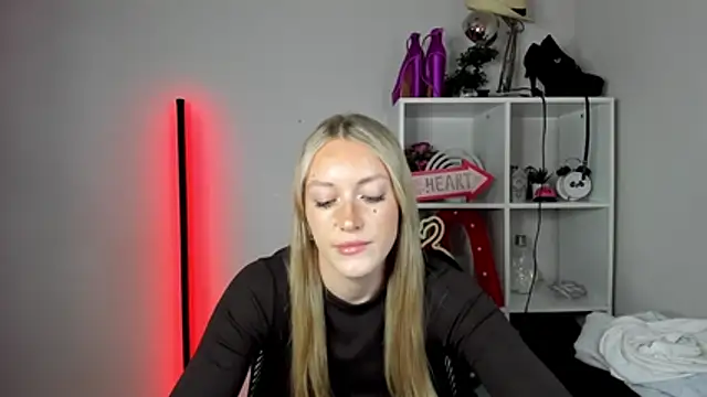 EvelynBlond webcam