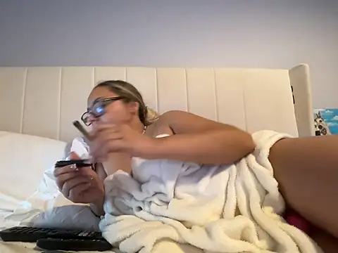 petitelucyXoxx webcam