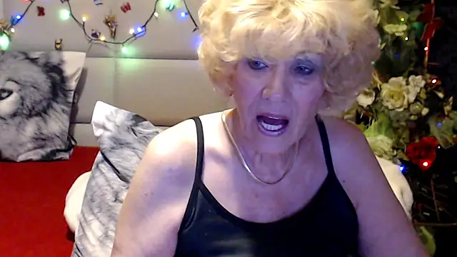 HappyWomanOn webcam