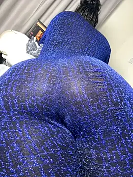 Hugemassivebootie webcam
