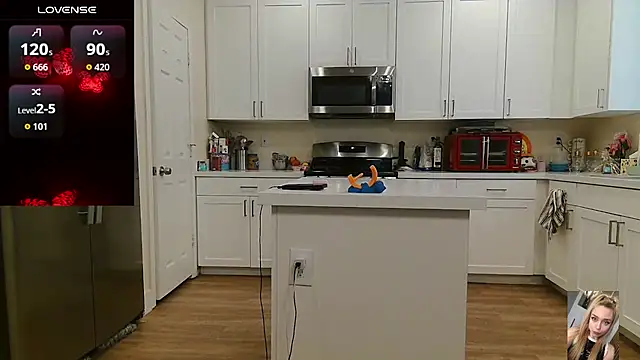 Blondiewithanass webcam