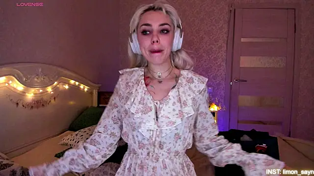 LillyMoure_ webcam