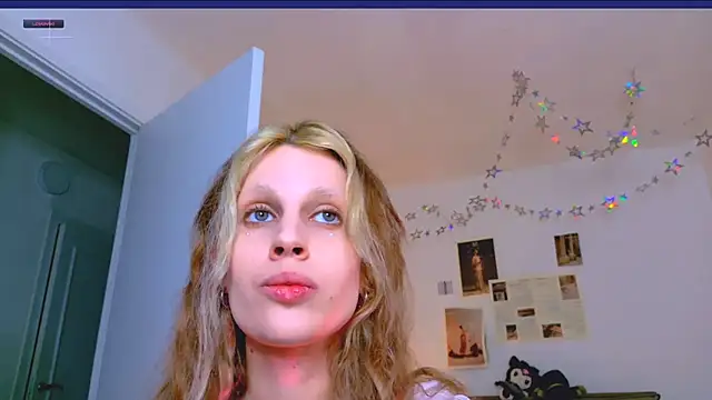 Maxine_gold webcam