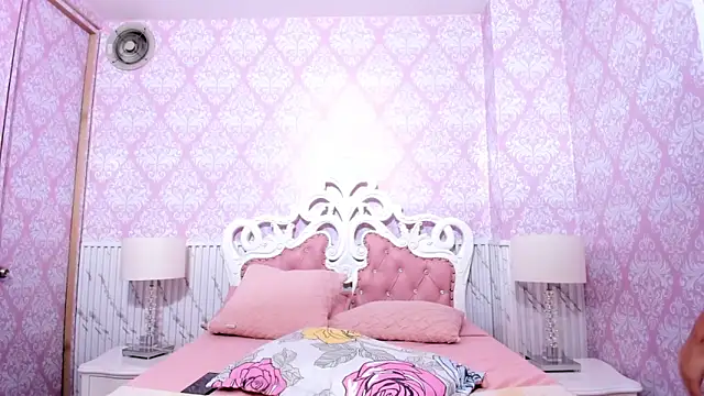 Miabloom19_ webcam
