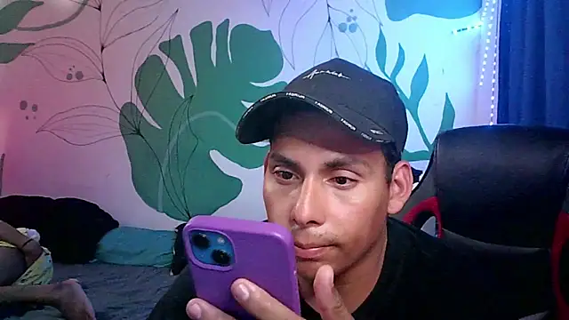 Latinos2411 webcam