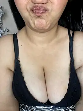 riya_stream01 (F young) - Ice torchure on boobs🫠🥵