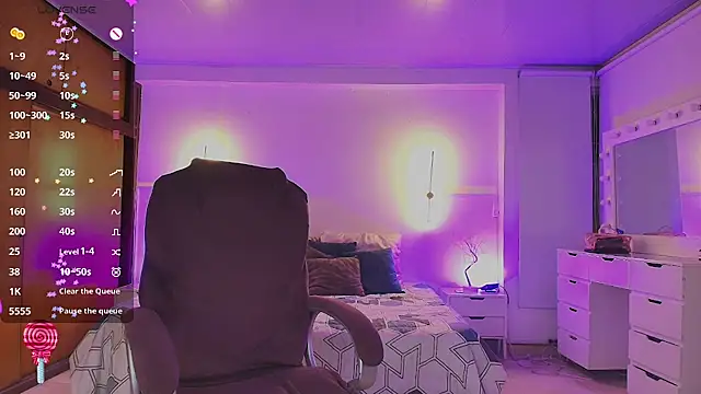 kloe28 (F young) - topless with clips