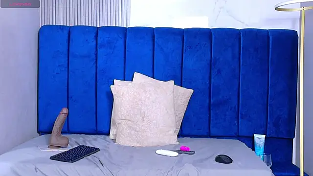 nylaroyale_cr webcam