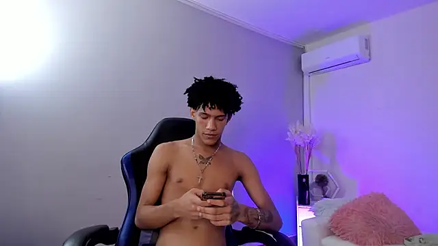 NoahBull19 webcam