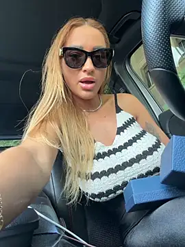LovingBlondie webcam