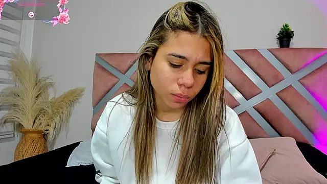 Rachell_criss webcam