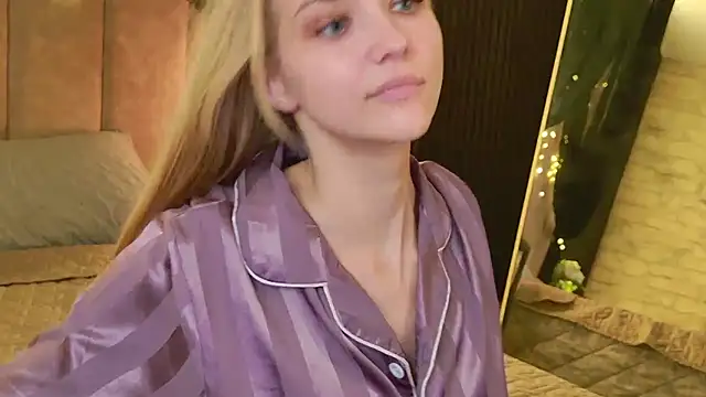 4example_Chloe webcam