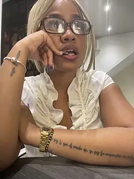 riri_brunnete webcam