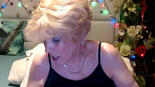 HappyWomanOn webcam
