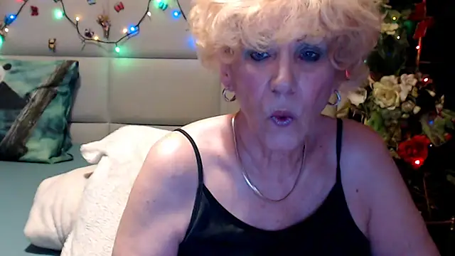 HappyWomanOn webcam