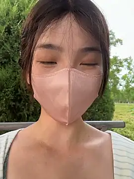 gougou13 (F young) - 公园脱一件