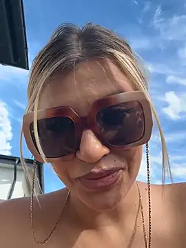 Lorehottie webcam