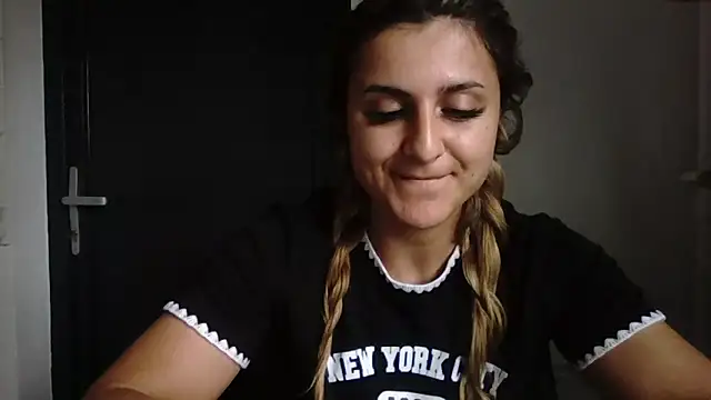 NicolePlay webcam
