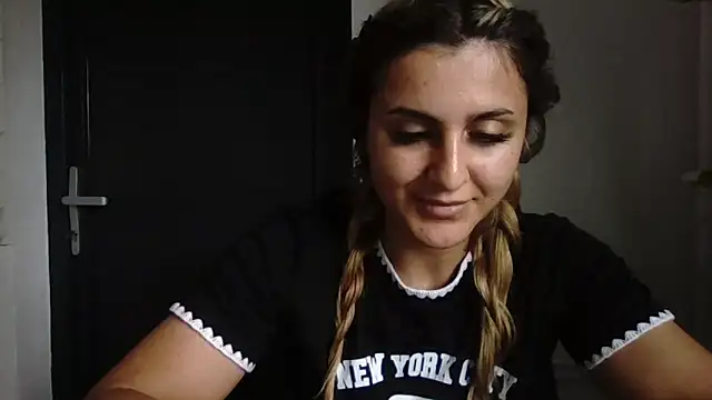 NicolePlay webcam