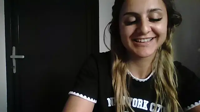 NicolePlay webcam