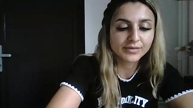 NicolePlay webcam