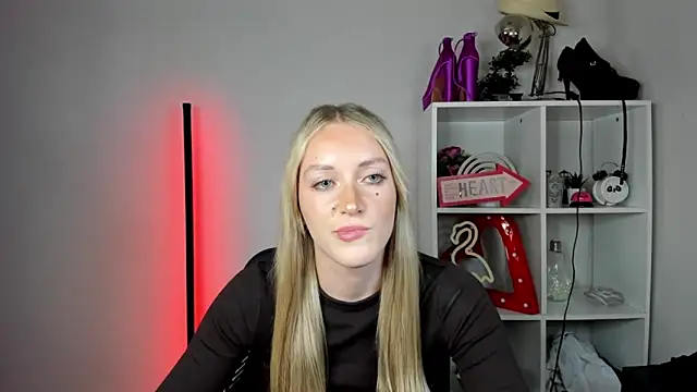 EvelynBlond webcam
