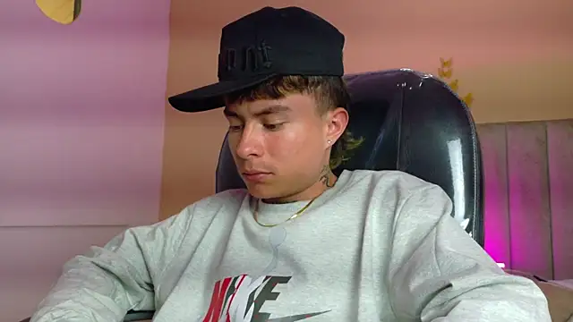 nascary_fox (M twink) - Hard cock close to cam maturbation