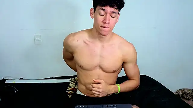 Luke_Muscle webcam