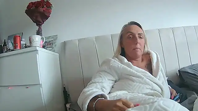 theblondecocklover (F milf) - Toy pussy
