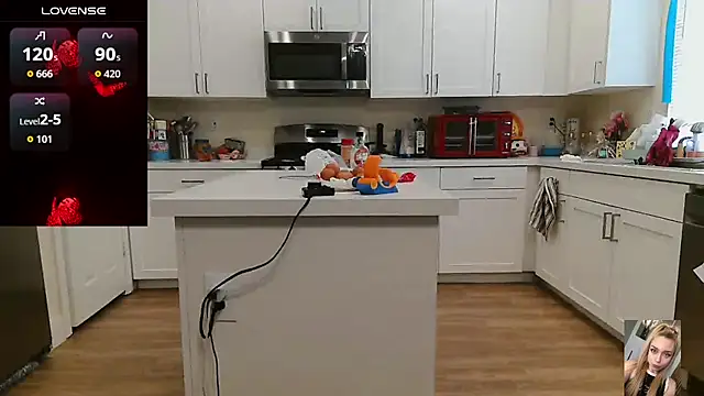 Blondiewithanass webcam
